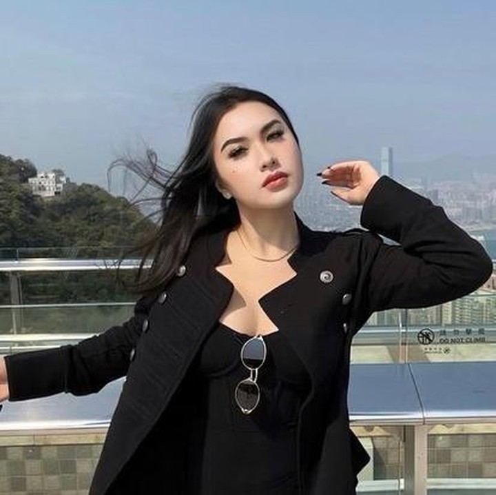 <p>Dalam unggahan di Instagram, Alit diketahui menuliskan kelakar bahwa ia bertanya kapan bisa membwa seserahan ke rumah David Bayu. Namun, langsung ditolak oleh mantan vokalis Naif itu, Bunda. He he he. Seiring pertambahan usianya, Audrey Davis memang telah menjelma menjadi wanita berparas cantik memesona. Potretnya tak pernah gagal menuai pujian. (Foto: Instagram @audrey.davis)</p>