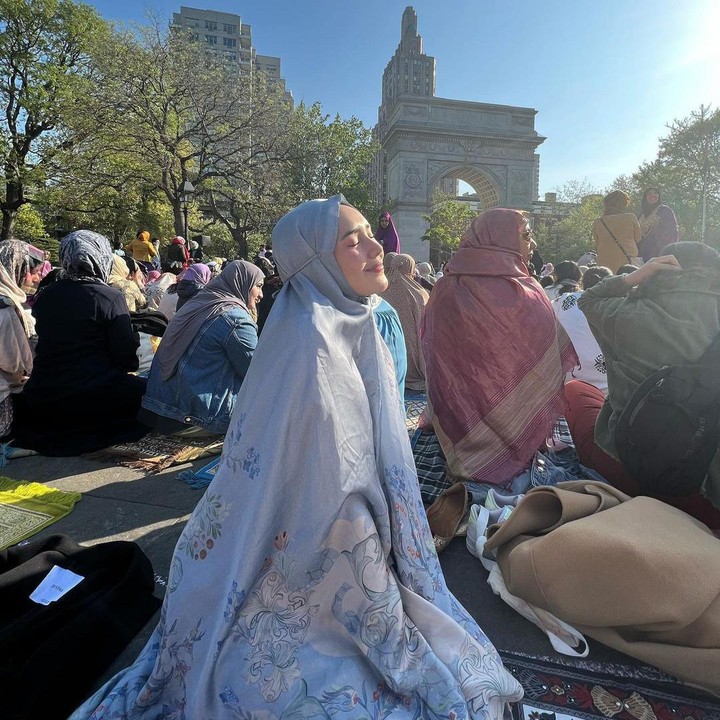 <p>Beby juga melaksanakan salat Ied di lapangan seperti halnya di Tanah Air. Meski sendirian, Beby terlihat bahagia menyambut hari besar ini, Bunda. (Foto: Instagram @bebytsabina)<br /><br /><br /></p>