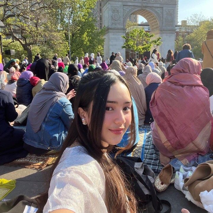 <p>Beby Tsabina menjadi salah satu publik figur yang tengah kuliah di New York, Amerika Serikat, Bunda. Beberapa waktu yang lalu, ia membagikan potret lebaran di sana, nih. (Foto: Instagram @bebytsabina) <br /><br /><br /></p>