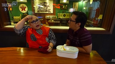img-title Cukur Rambut hingga Botak Usai Idap Kanker, Nunung Bikin Pegawai Salon Nangis