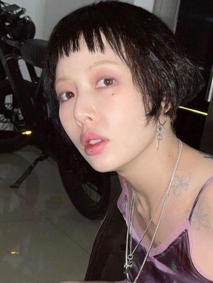 Dengan model rambut barunya, HyunA bahkan telah beberapa kali gonta-ganti warna untuk melakukan photoshoot, lho./ foto: instagram.com/hyunah_aa