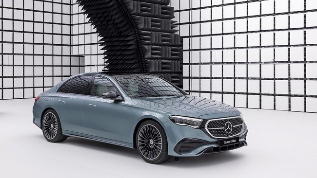 Mercedes-Benz menjajal cara baru mendekat generasi muda, E-Class terbaru disediakan aplikasi Tiktok serta kamera buat selfie dan streaming video.