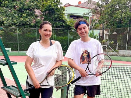 7 Potret Ira Wibowo dan Anak Laki-lakinya, Sering Dikira Pacar Baru