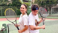 <p>Ira Wibowo juga sering mengajak putranya menggeluti olahraga bersama. "<em>Yeay…punya pacal baluuuuuu. enak ya, punya anak cowo udah gede…walaupun suka susah diajakin, tp pokoknya seneng deh, ada yg bs nemenin…</em>" ujarnya. (Foto: Instagram @irawbw)</p>