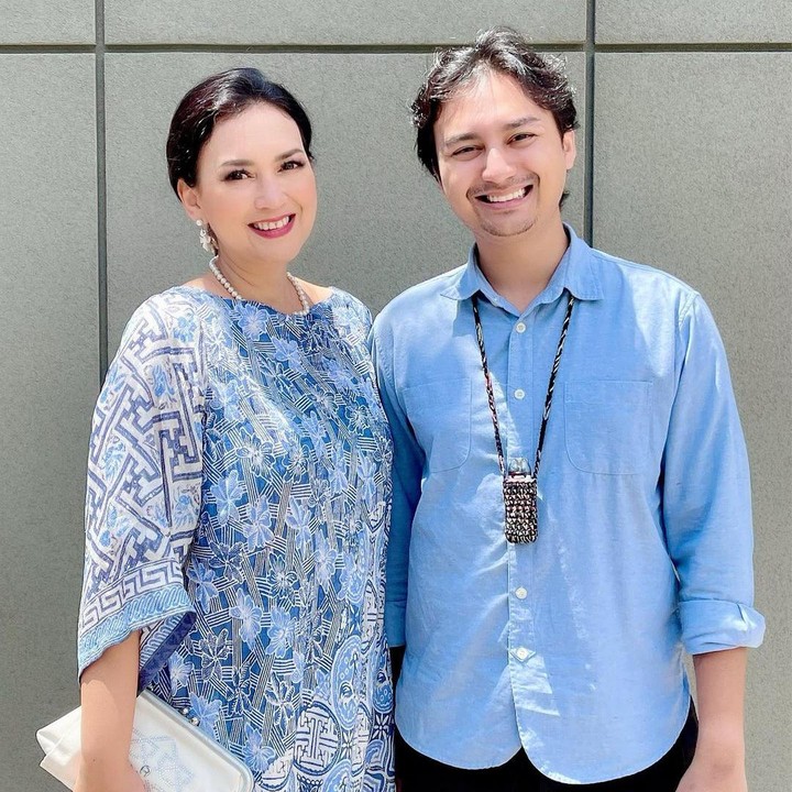 <p>Kini sudah dewasa, Andhika Radya Bagaskara tumbuh menjadi pemuda tampan. Tingginya bahkan sudah menyaingi ibunda, nih. Ia bahkan kerap dikira sebagai kekasih baru sang Bunda.<em> "Cocok loh buat dibawa2 ke kondangan. Yg ga kenal keluarga ibu, pasti ga tau kalo itu anaknya. Kita2 boleh pinjem ga bu,"</em> komentar akun @shirley_***** (Foto: Instagram @irawbw)</p>