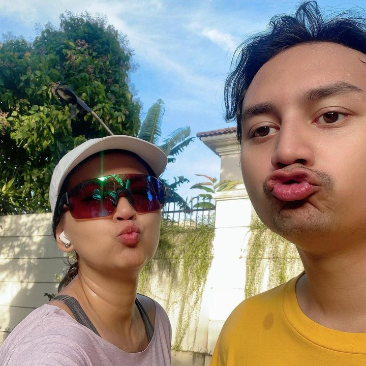 <p>Ira Wibowo dan Radya memang sangat akrab, Bunda. Kerap menghabiskan waktu bersama sang putra membuat Ira tampak awet muda, ya? (Foto: Instagram @irawbw)</p>