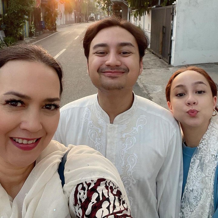 <p>Bicara soal pacar, Ira Wibowo sangat dekat dengan kekasih sang putra, lho. Ketiganya baru saja menghabiskan momen Idul Fitri bersama dengan melakukan salat Id. (Foto: Instagram @irawbw)</p>