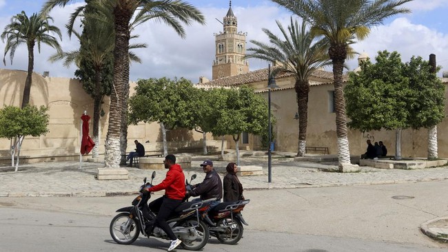 FOTO: Jelajahi Masjid Agung Tunisia, Tempat Jam Kuno Bergerak Terbalik