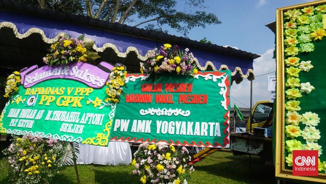 Jelang pengumuman capres yang bakal diusung PPP siang ini di Sleman, dua karangan bunga bertuliskan 'Ganjar Presiden' terlihat di lokasi acara.