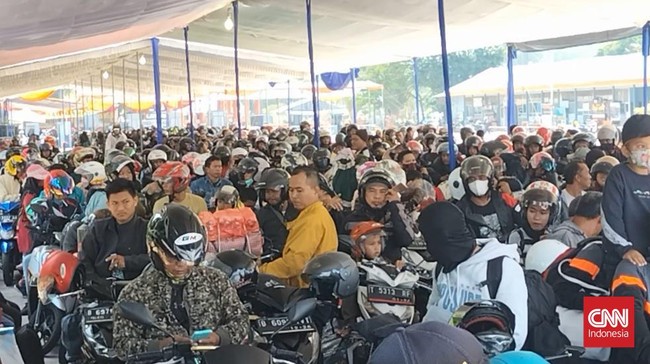 Antrian Pemudik Bermotor Padati Pelabuhan Bakauheni Menuju Pulau Jawa