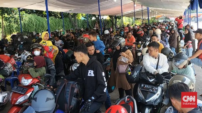 Petugas menerapkan delay system bagi calon pemudik di pos pelayanan terpadu guna kelancaran arus lalu lintas menuju Pelabuhan Bakauheni.