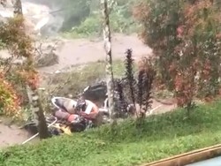 Tebing Setinggi 10 Meter di Tasik Longsor Seret 6 Motor Warga