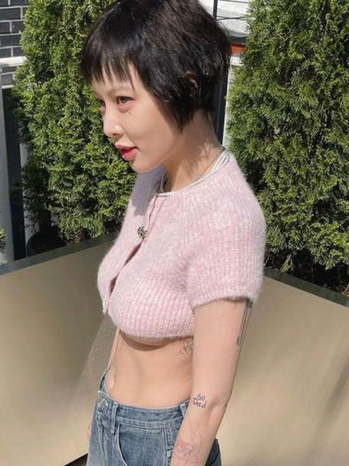 Perempuan kelahiran 1992 tersebut tampil nyentrik dengan potongan rambut bob yang super pendek./ foto: instagram.com/hyunah_aa