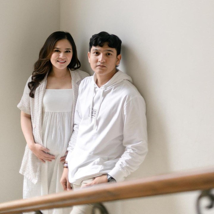 <p>Belum lama ini, Masayu mengadakan pesta gender reveal lho. Masayu dan suaminya, Qausar Harta Yudana, mengadakan pesta sederhana untuk mengungkap jenis kelamin anak kembar mereka. (Foti: Instagram @masayuclara)</p>