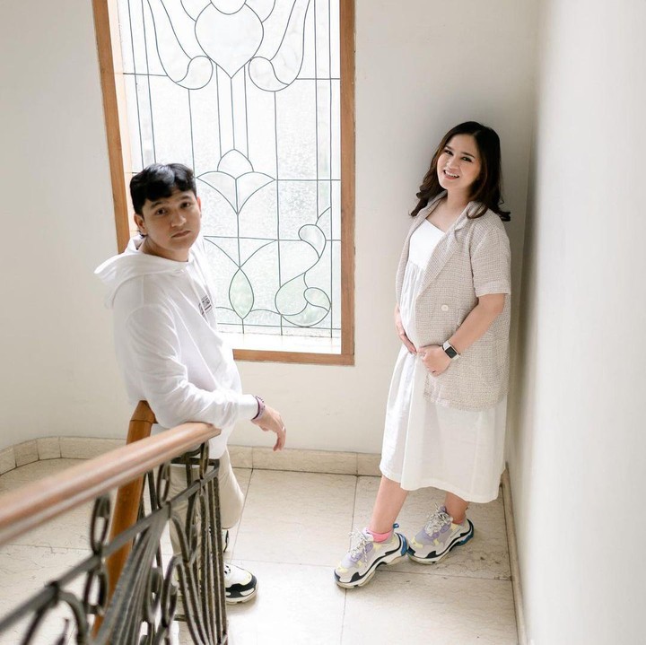 <p>Dalam pesta gender reveal ini, Masayu dan sang suami kompak mengenakan pakaian bernuansa putih. Hal ini sedikit berbeda dengan pasangan seleb lain yang kerap mengenakan baju merah muda dan biru. (Foti: Instagram @masayuclara)</p>
