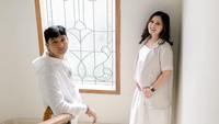 <p>Dalam pesta gender reveal ini, Masayu dan sang suami kompak mengenakan pakaian bernuansa putih. Hal ini sedikit berbeda dengan pasangan seleb lain yang kerap mengenakan baju merah muda dan biru. (Foti: Instagram @masayuclara)</p>