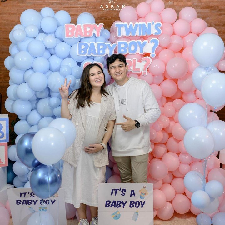 <p>Nah, beberapa minggu setelah mengungkap kehamilannya ke publik, Masayu dan suami mengadakan acara gender reveal yang sederhana nih. Anak kembar pasangan ini berjenis kelamin laki-laki, Bunda. (Foto: Instagram @masayuclara)</p>