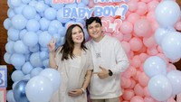 <p>Pesta gender reveal Masayu Clara digelar sederhana dengan dekorasi balon berwarna merah muda dan biru. Di antara balon terlihat tulisan 'Baby twin's, baby boy or girl?' (Foti: Instagram @masayuclara)</p>
