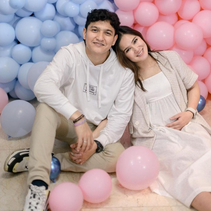 <p>Pesta gender reveal ditutup dengan pengumuman jenis kelamin anak kembar Masayu dan Qausar. Diketahui bahwa anak pertama keduanya yang kembar ini berjenis kelamin laki-laki, Bunda. (Foti: Instagram @masayuclara)</p>