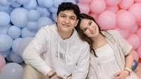 <p>Pesta gender reveal ditutup dengan pengumuman jenis kelamin anak kembar Masayu dan Qausar. Diketahui bahwa anak pertama keduanya yang kembar ini berjenis kelamin laki-laki, Bunda. (Foti: Instagram @masayuclara)</p>