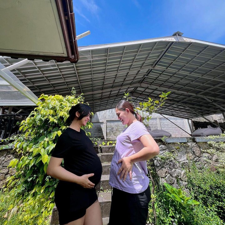 <p>Sejak mengumumkan kehamilan pertamanya di YouTube, Masayu memang jarang mengunggah foto kehamilannya di Instagram. Satu-satunya foto adalah saat dirinya memamerkan baby bump bersama sang sahabat, Adinda Azani. (Foti: Instagram @masayuclara)</p>