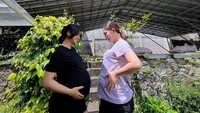 <p>Sejak mengumumkan kehamilan pertamanya di YouTube, Masayu memang jarang mengunggah foto kehamilannya di Instagram. Satu-satunya foto adalah saat dirinya memamerkan baby bump bersama sang sahabat, Adinda Azani. (Foti: Instagram @masayuclara)</p>