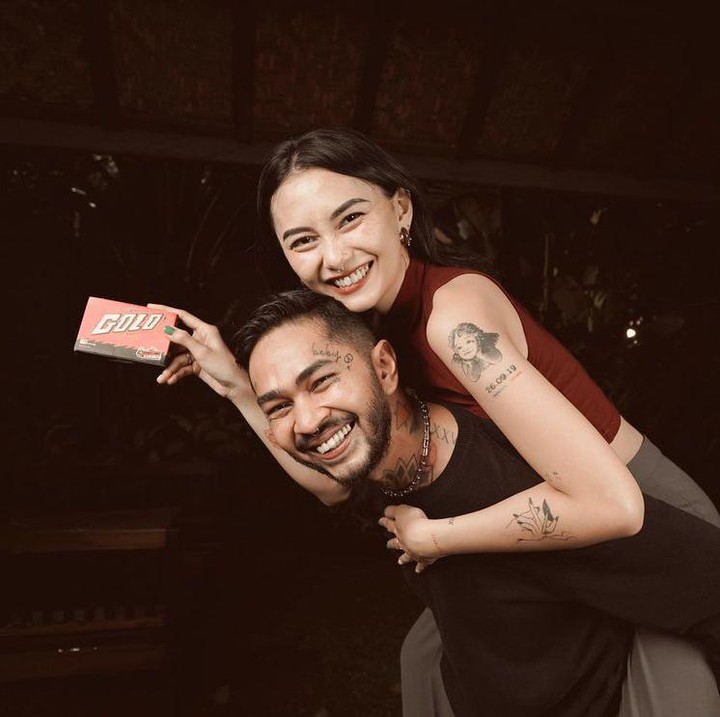<p>Meski berbeda keyakinan, keduanya bisa hidup berdampingan dan harmonis, Bunda. Keduanya juga telah dikaruniai seorang putra bernama Juan Gianluca Leonardo yang lahir pada 26 September 2019. (Foto: Instagram @bebyleonardo)<br /><br /><br /></p>