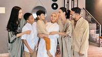 <p>Dalam potret yang dibagikan di akun Instagram Beby, Onad ikut mengenakan pakaian dengan warna seragam seperti yang lainnya, Bunda. Unggahan tersebut juga dibanjiri komentar oleh netizen, salah satunya dari akun @hamba****, 'Barakaallah'ujarnya . (Foto: Instagram @bebyleonardo)<br /><br /><br /></p>