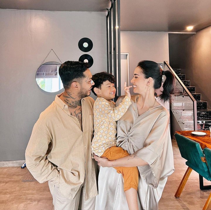 <p>Kebersamaan dalam perbedaan keluarga ini terasa hangat ya, Bunda? Kita doakan semoaga mereka sehat dan bahagia selalu, ya. (Foto: Instagram @bebyleonardo)</p>