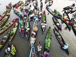 5 Pasar Unik di Asia, Terapung di Sungai hingga Ada di Pinggir Rel Kereta