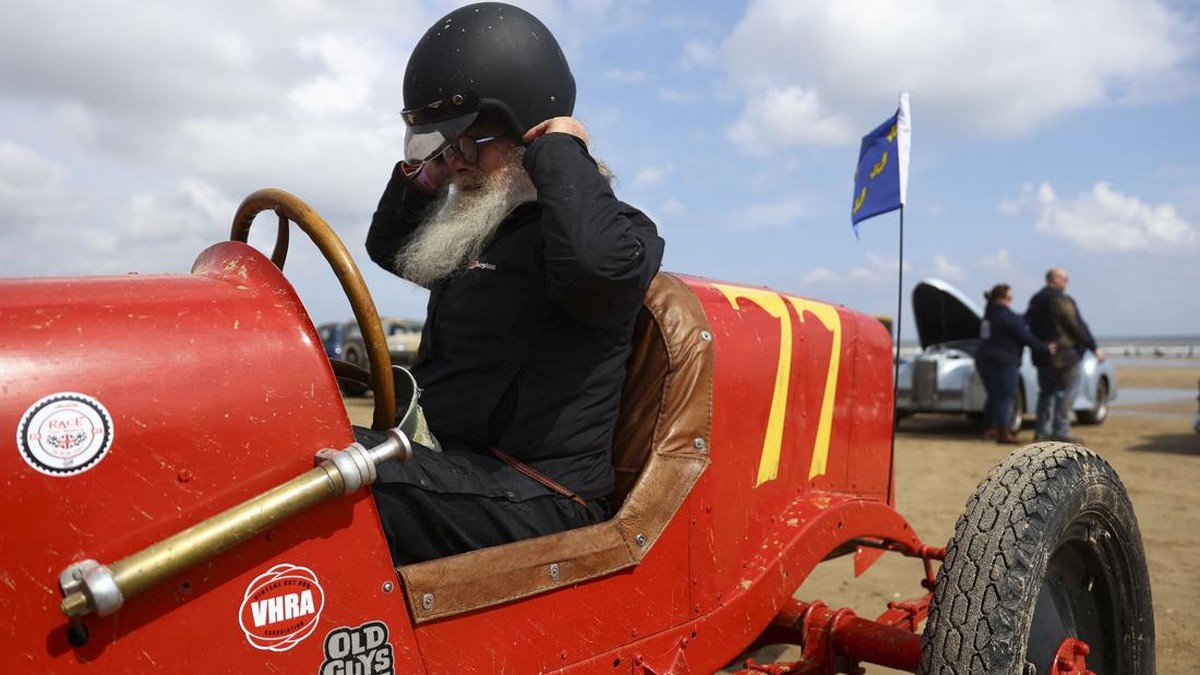 FOTO: Balapan Mobil Kuno Inggris di Atas Pasir