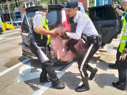 Ngeri! Penumpang Keracunan CO, Mobil Tabrak Pembatas Gerbang Tol