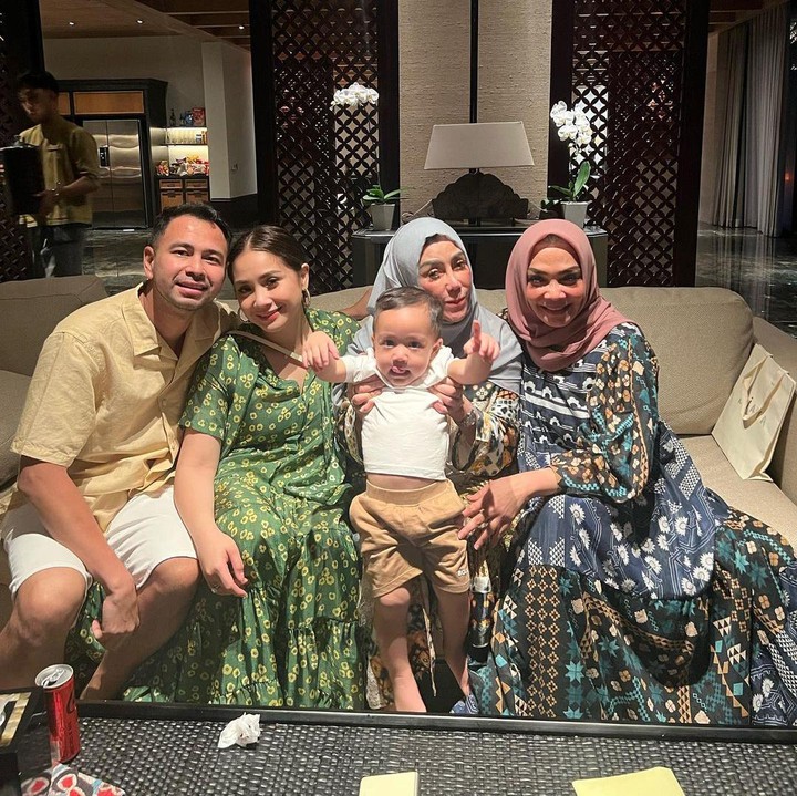 <p>Nagita Slavina juga tengah berlibur ke Bali. Tak sendirian, ia turut memboyong anak-anaknya, suami, adik-adik, Ibunda, serta sang mertua. Potret seru liburan Nagita bersama keluarga terlihat di akun Instagram mereka. (Foto: Instagram: @raffinagita1717)</p>