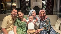 <p>Nagita Slavina juga tengah berlibur ke Bali. Tak sendirian, ia turut memboyong anak-anaknya, suami, adik-adik, Ibunda, serta sang mertua. Potret seru liburan Nagita bersama keluarga terlihat di akun Instagram mereka. (Foto: Instagram: @raffinagita1717)</p>