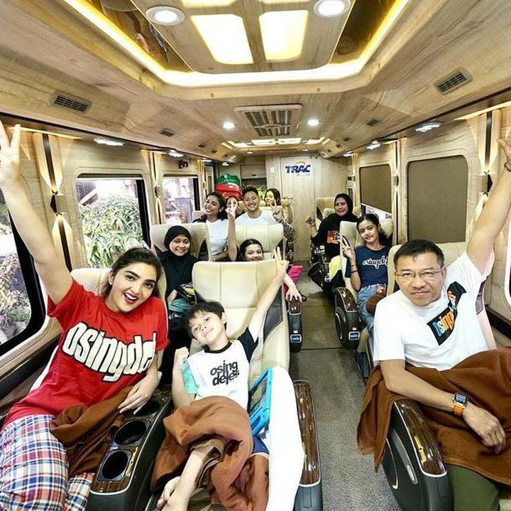 <p>Setelah merayakan Lebaran di Jember, keluarga Anang dan Ashanty memutuskan untuk melanjutkan liburan ke Banyuwangi, Bunda. Tak hanya itu, mereka pun langsung menyebrang ke Bali, lho. (Foto: Instagram: @ashanty_ash)</p>