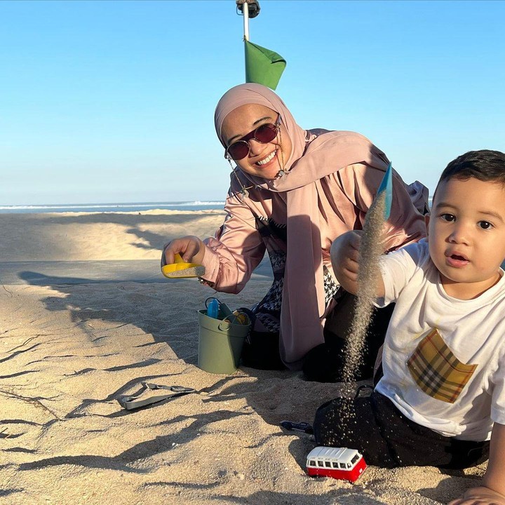 <p>Zaskia Sungkar mengajak sang anak, Ukkasya, berlibur ke pantai, nih. Terlihat Ukkasya sangat bersemangat ketika bermain pasir ya, Bunda. (Foto: Instagram: @zaskiasungkar15)</p>