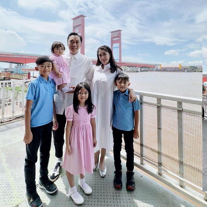 <p>Aliya Rajasa mengajak suami dan keempat anaknya berlibur ke kota Palembang. Mereka pun berpose dengan latar belakang Sungai Musi dan Jembatan Ampera. (Foto: Instagram: @ruby_26)</p>