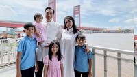 <p>Aliya Rajasa mengajak suami dan keempat anaknya berlibur ke kota Palembang. Mereka pun berpose dengan latar belakang Sungai Musi dan Jembatan Ampera. (Foto: Instagram: @ruby_26)</p>