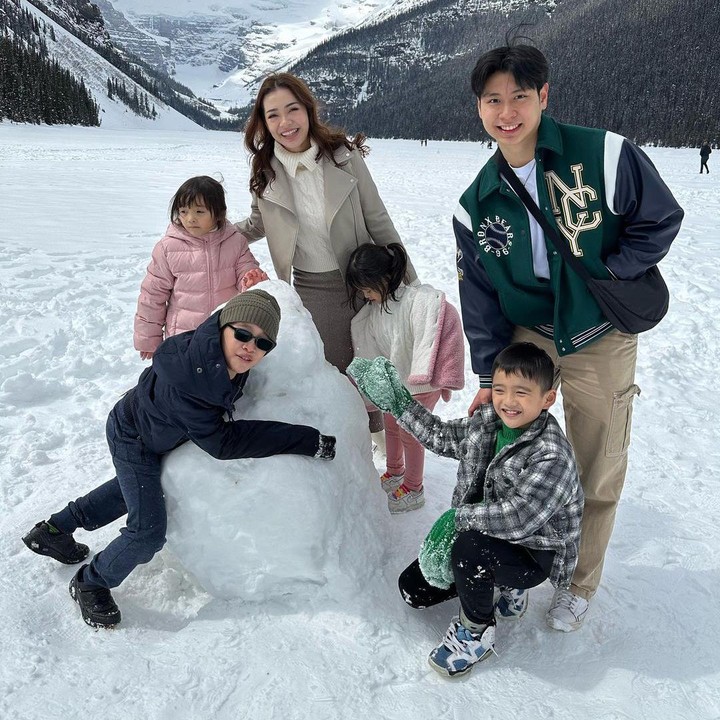 <p>Maya Septha memboyong ketiga anaknya bermain salju di Lake Louise, Banff, Alberta, Kanada. Meski terlihat kedinginaan, mereka sangat menikmati liburan kali ini. (Foto: Instagram: @mayaseptha7)</p>