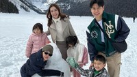 <p>Maya Septha memboyong ketiga anaknya bermain salju di Lake Louise, Banff, Alberta, Kanada. Meski terlihat kedinginaan, mereka sangat menikmati liburan kali ini. (Foto: Instagram: @mayaseptha7)</p>