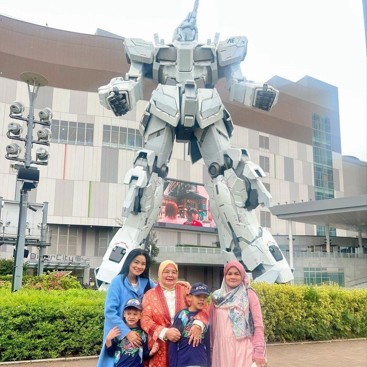 <p>Titi Kamal mengajak kedua anaknya, Arjuna dan Kai, berlibur ke Jepang nih, Bunda. Tak lupa, Titi juga mengajak sang Bunda, Elly Kamal. (Foto: Instagram: @titi_kamal)</p>