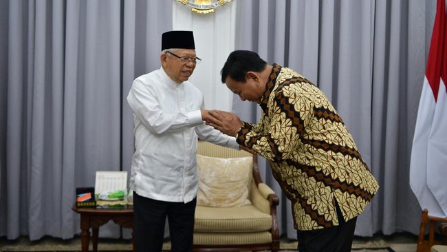 Prabowo dan Ma'ruf Amin disebut berbincang ringan bertukar pengalaman elama perayaan Idulfitri pada tahun ini.