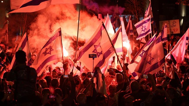 Polisi Israel menangkap setidaknya 33 orang dalam demonstrasi di ibu kota Tel Aviv pada Sabtu (8/6) yang mendesak Benjamin Netanyahu mundur.