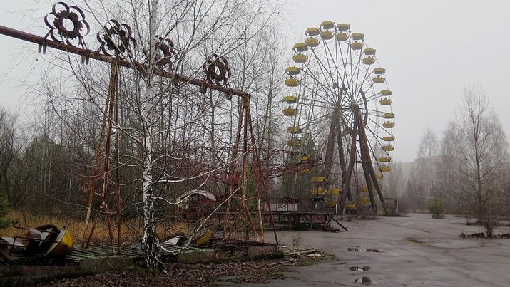 Swings and a ferris wheel remain in an abandoned amusement park of Pripyat, Ukraine. The park was scheduled to open on May 1, 1986, for the Soviet May Day celebrations. It never opened, as the Chernobyl disaster happened on April 26, 1986, a week before the opening. (Claudia Himmelreich/McClatchy DC/Tribune News Service via Getty Images)