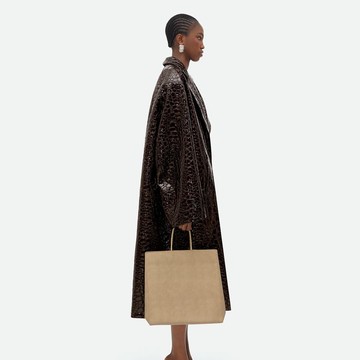 img-title Bottega Veneta Jual Tas Mirip Paper Bag Seharga Rp28 Jutaan! Sebelumnya Rilis Kemeja Serupa Flanel Rp100 Jutaan