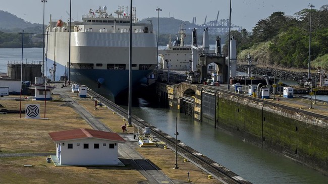 Otoritas Kanal Panama (ACP) terpaksa mengurangi lalu lintas kapal di Terusan Panama karena volume air yang terus menyusut akibat kekeringan.