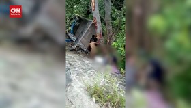 VIDEO: Truk Angkut Puluhan Penumpang Masuk Jurang Di Aceh, 4 Tewas