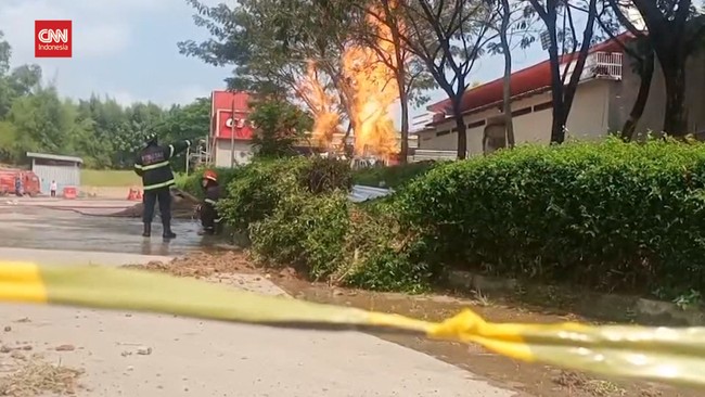 Memasuki hari ketiga, api masih berkobar di rest area KM 86 B Tol Cipali. Api pertama kali berkobar pada Rabu (26/4) lalu.