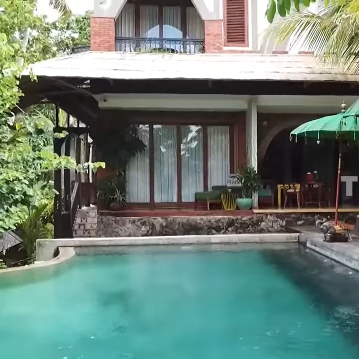 <p>Villa tersebut juga dilengkapi dengan kolam renang yang kerap digunakan oleh pengunjung. Suasananya semakin membuat liburan terasa menyenangkan ya, Bunda? (Foto: YouTube TRANS TV Official)</p>