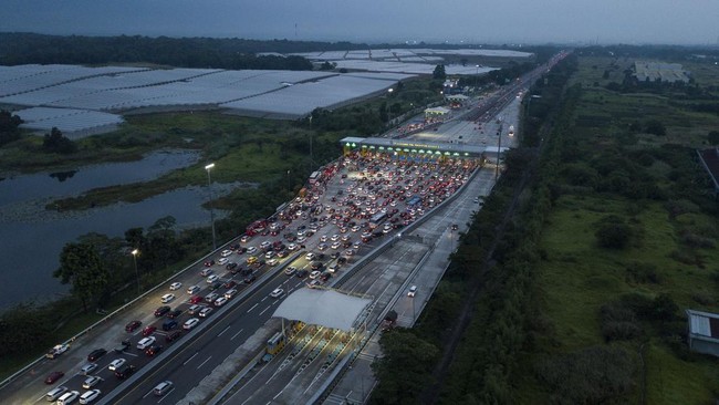 Korlantas Polri melakukan perpanjangan waktu rekayasa lalu lintas one way dari Tol Kalikangkung ke Tol Cikampek hingga Senin (1/5) besok.